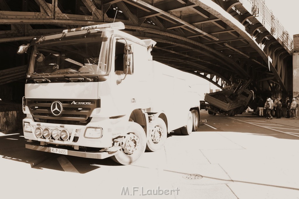 LKW blieb unter Bruecke haengen Koeln Deutz Deutz Muelheimerstr P032.JPG - Miklos Laubert